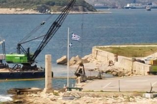 Εργα επέκτασης κρουαζιέρας στο λιμάνι του Πειραιά σε απόσταση ανάσας από το Αρχαίο Ταφικό Μνημείο του Θεμιστοκλή από το